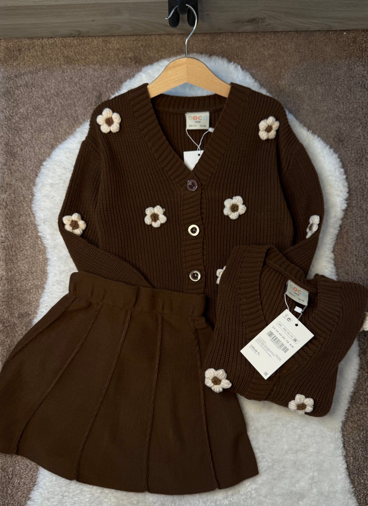 Ensemble fille marron – Cardigan et jupe à fleurs