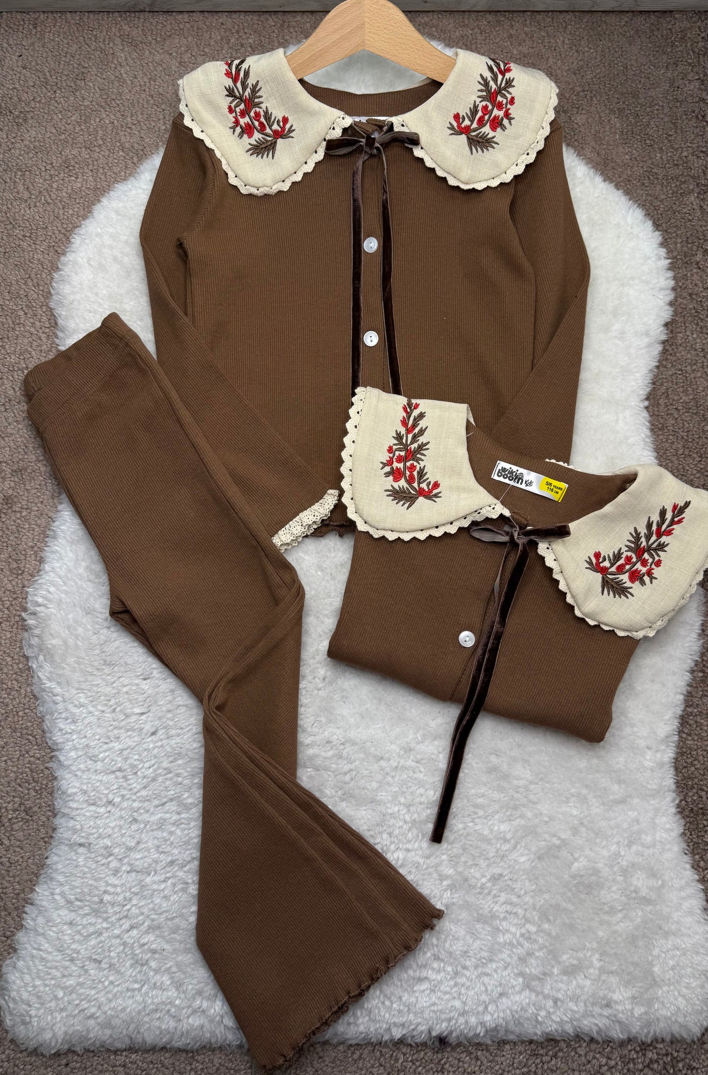 ENSEMBLE FILLE MARRON À COL BRODÉ FLORAL